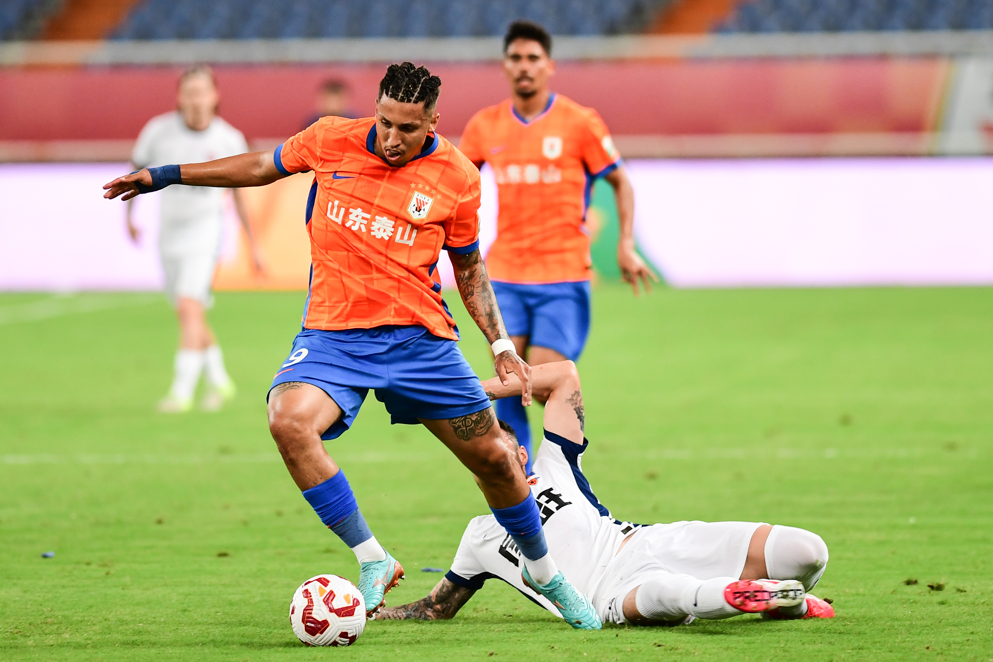 关于鲁能客场取胜富德，正式获得晋级资格，深圳湘润关键时刻踢入进球的信息