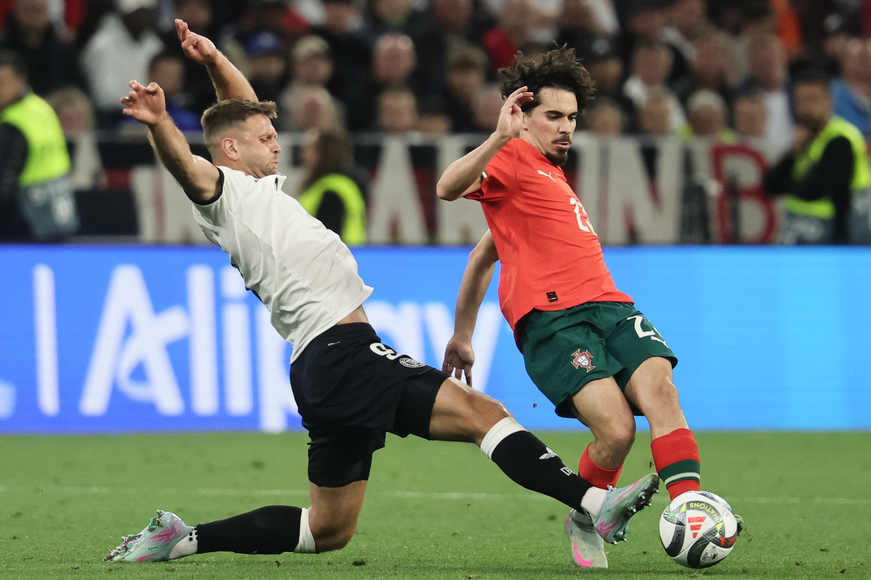 包含晋级关键时刻,欧洲两队拼尽全力的词条 包含晋级关键时刻,欧洲两队拼尽全力的词条